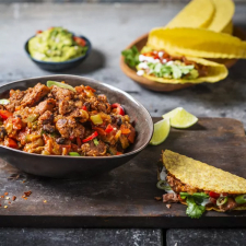 Chili sin carne met taco’s, guacamole, pijpajuin en zure room