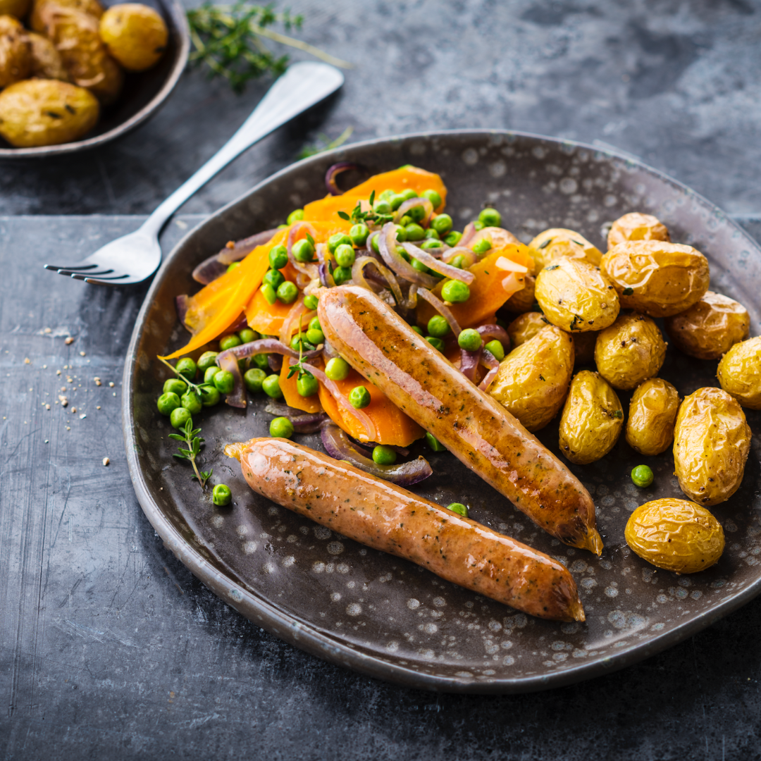 Chipolata Greenway avec pommes de terre en robe des champs, petits pois et carottes