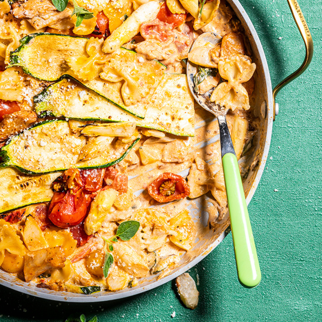 farfalle met filetstukjes in romige rode pesto saus