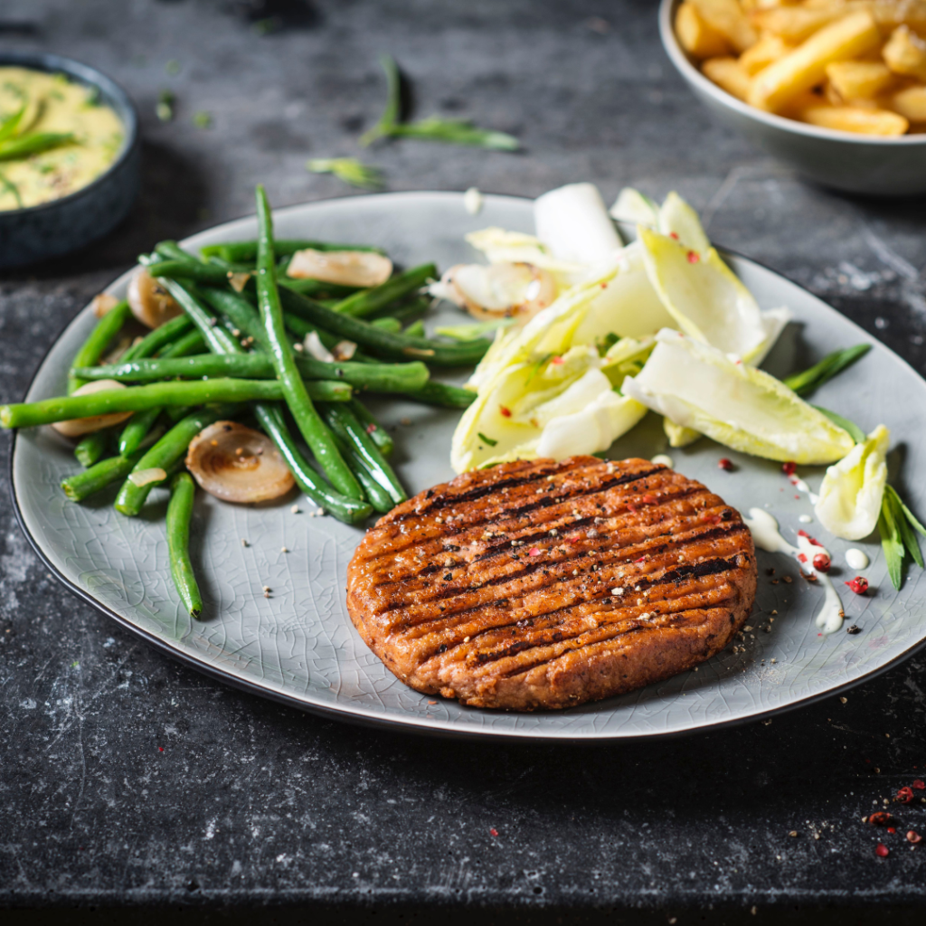 Burger gourmet de la voie verte avec chicorée et haricots