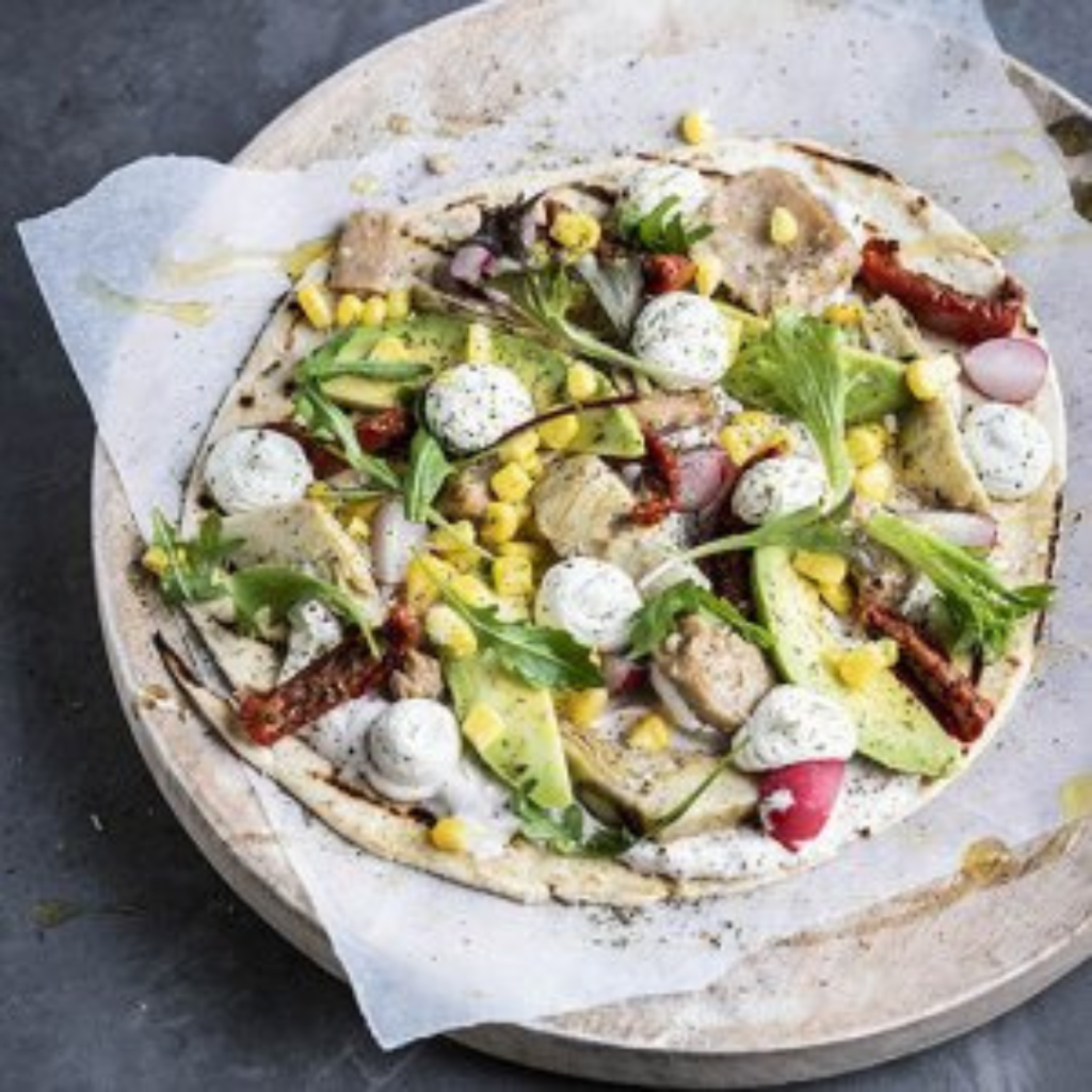 Roulé méditerranéen avec tomates séchées au soleil et fromage aux herbes et morceaux de filet Greenway "Comme du poulet".